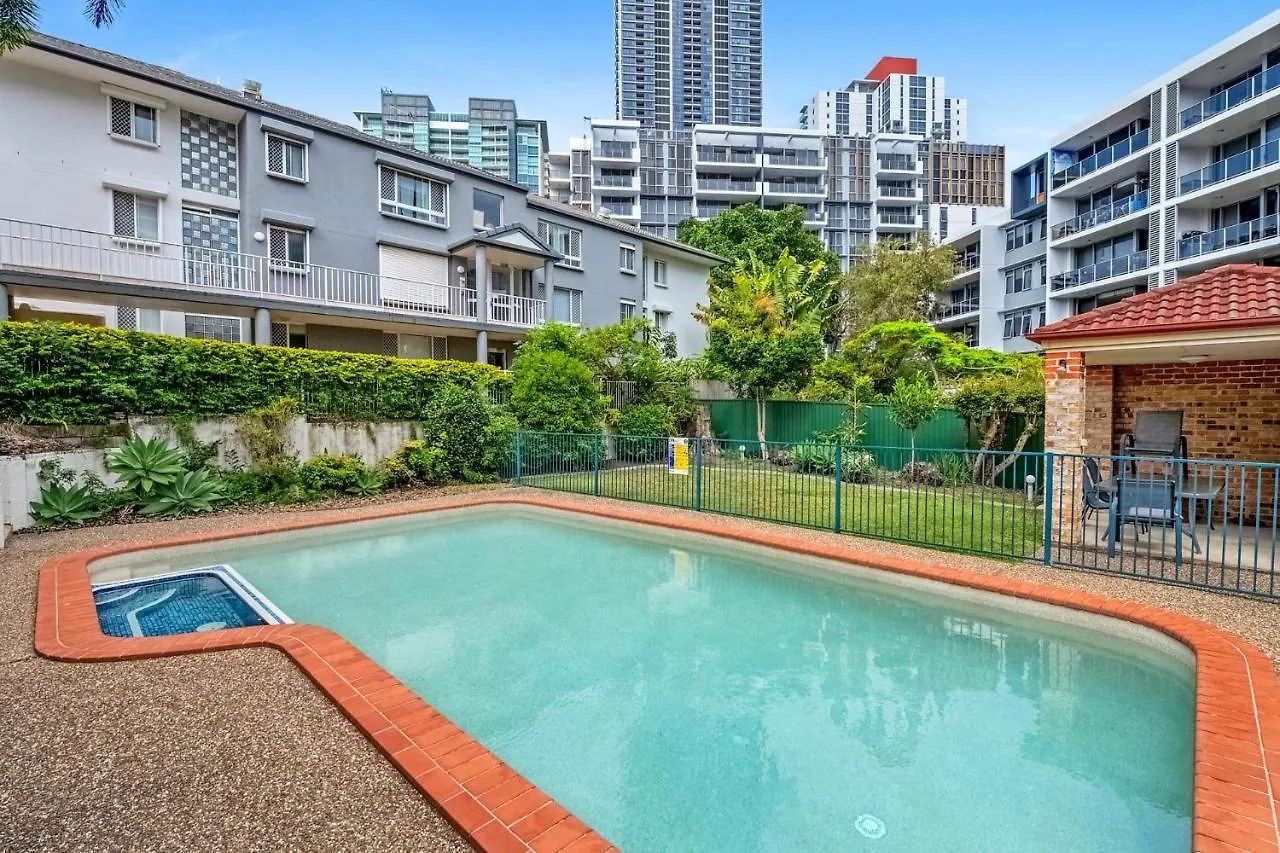Southport Spacious Three Bedroom Getaway - Coasthm Gold Coast
