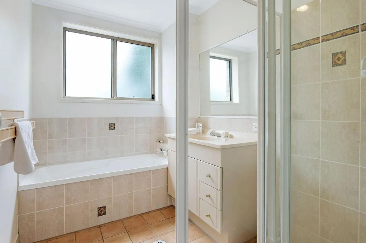 Southport Spacious Three Bedroom Getaway - Coasthm Gold Coast Apartment