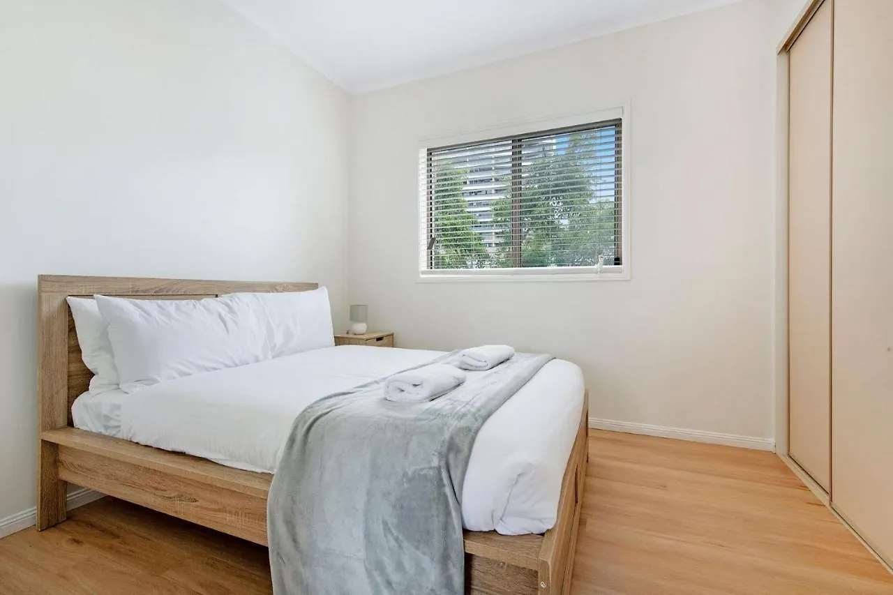 Southport Spacious Three Bedroom Getaway - Coasthm Gold Coast