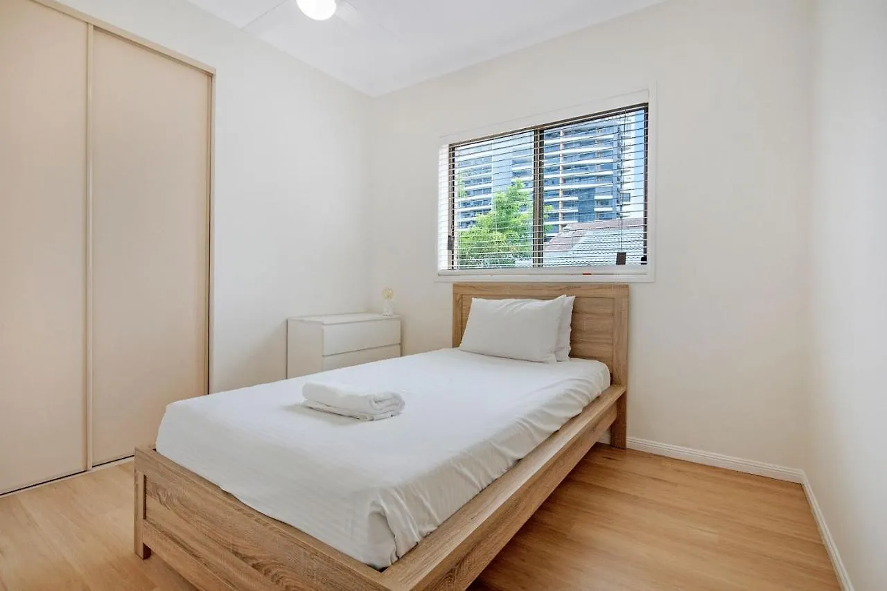 Southport Spacious Three Bedroom Getaway - Coasthm Gold Coast 0*,  Australia